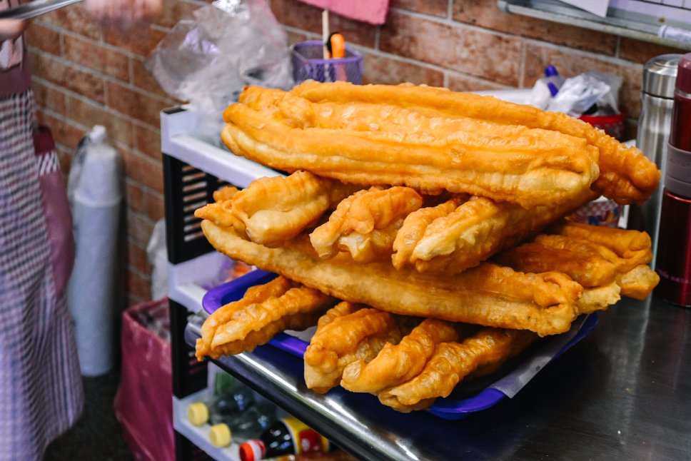 阿華師豆漿店|桃園燒餅油條蛋餅排隊美食，桃園豆漿店推薦/外帶 @女子的休假計劃