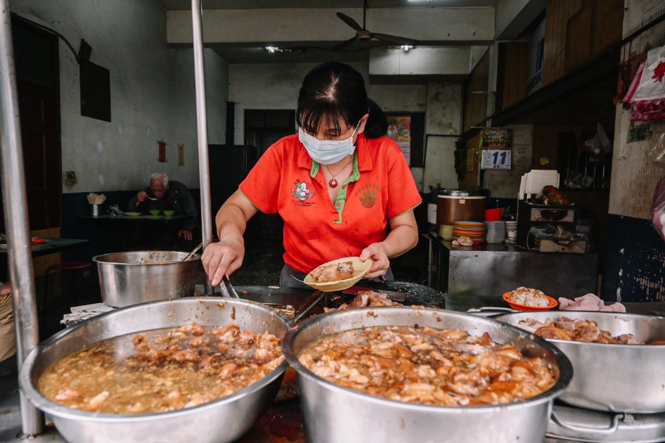 【三重美食】阿發豬腳，滷肉飯20元、蛤蠣湯10元，超隱藏巷弄美食(外帶) @女子的休假計劃