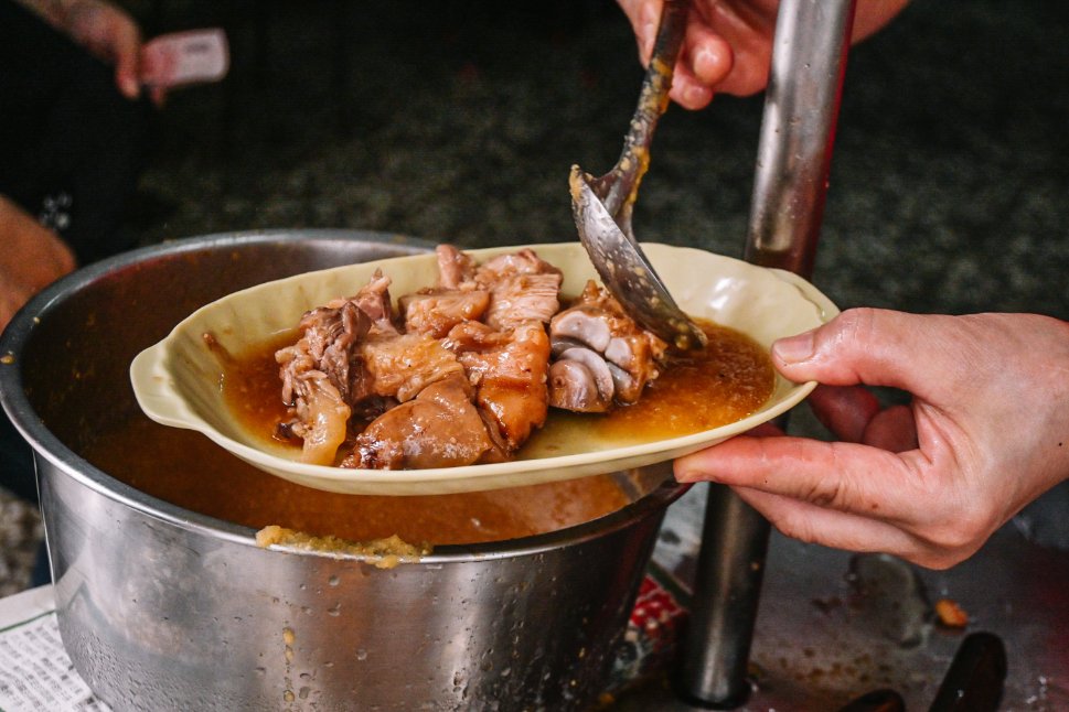 【三重美食】阿發豬腳，滷肉飯20元、蛤蠣湯10元，超隱藏巷弄美食(外帶) @女子的休假計劃