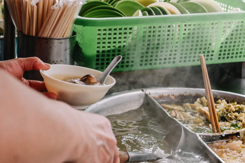 【三重美食】阿發豬腳，滷肉飯20元、蛤蠣湯10元，超隱藏巷弄美食(外帶) @女子的休假計劃