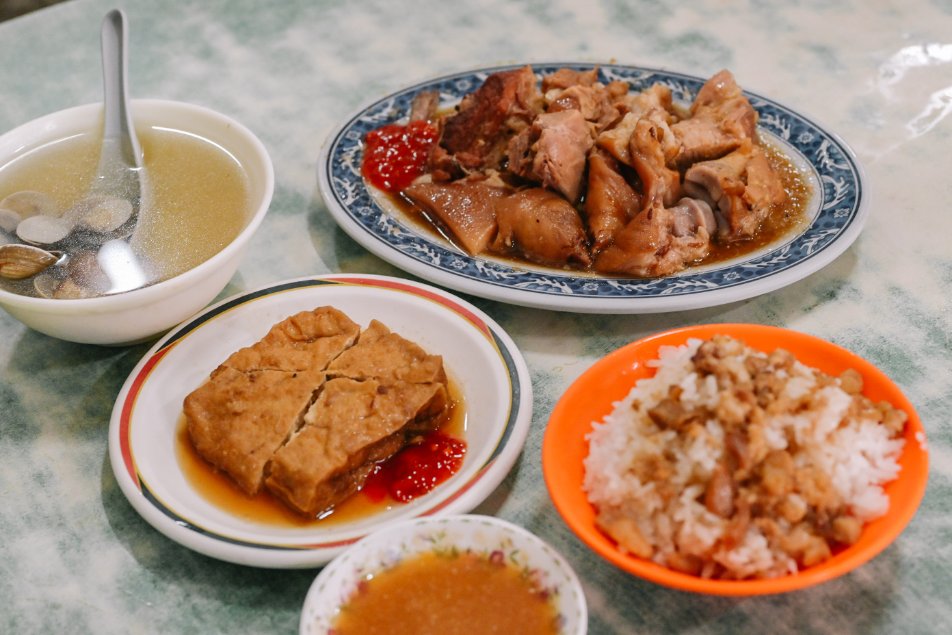 【三重美食】阿發豬腳，滷肉飯20元、蛤蠣湯10元，超隱藏巷弄美食(外帶) @女子的休假計劃