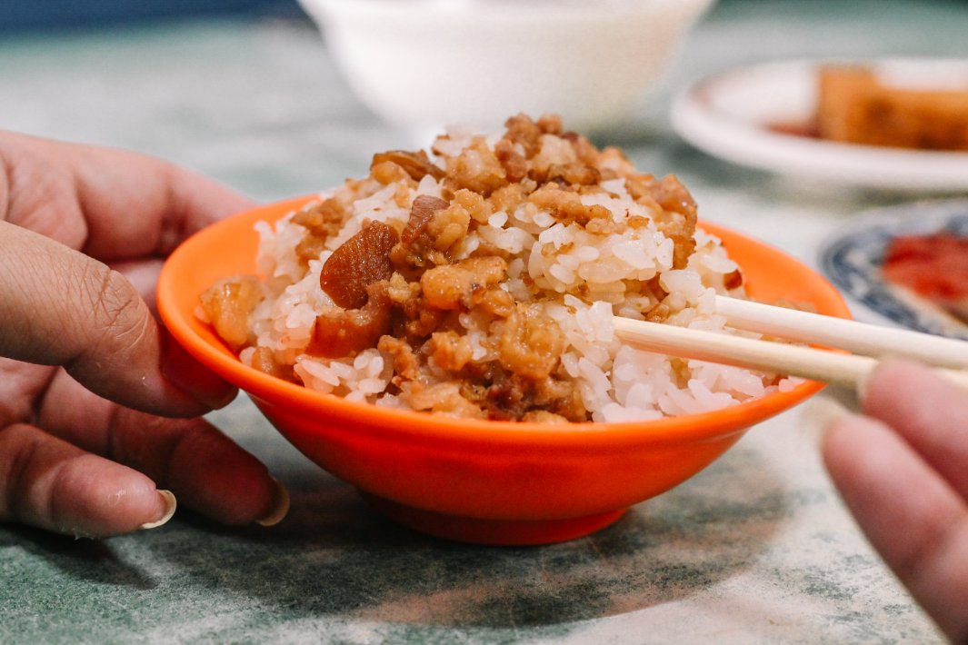 【三重美食】阿發豬腳，滷肉飯20元、蛤蠣湯10元，超隱藏巷弄美食(外帶) @女子的休假計劃