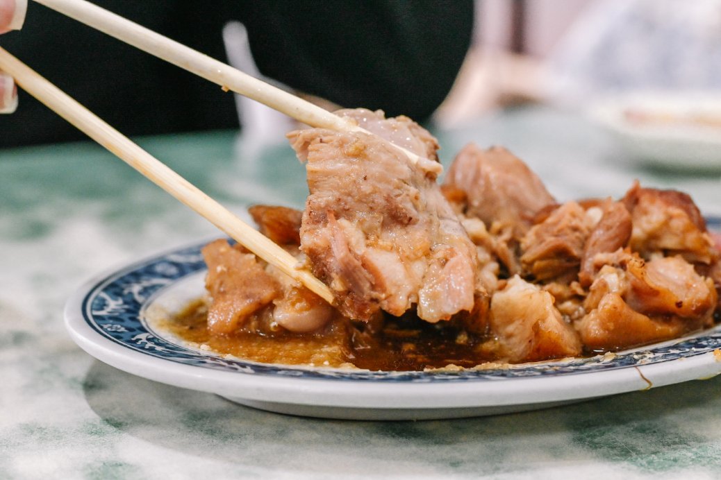 【三重美食】阿發豬腳，滷肉飯20元、蛤蠣湯10元，超隱藏巷弄美食(外帶) @女子的休假計劃