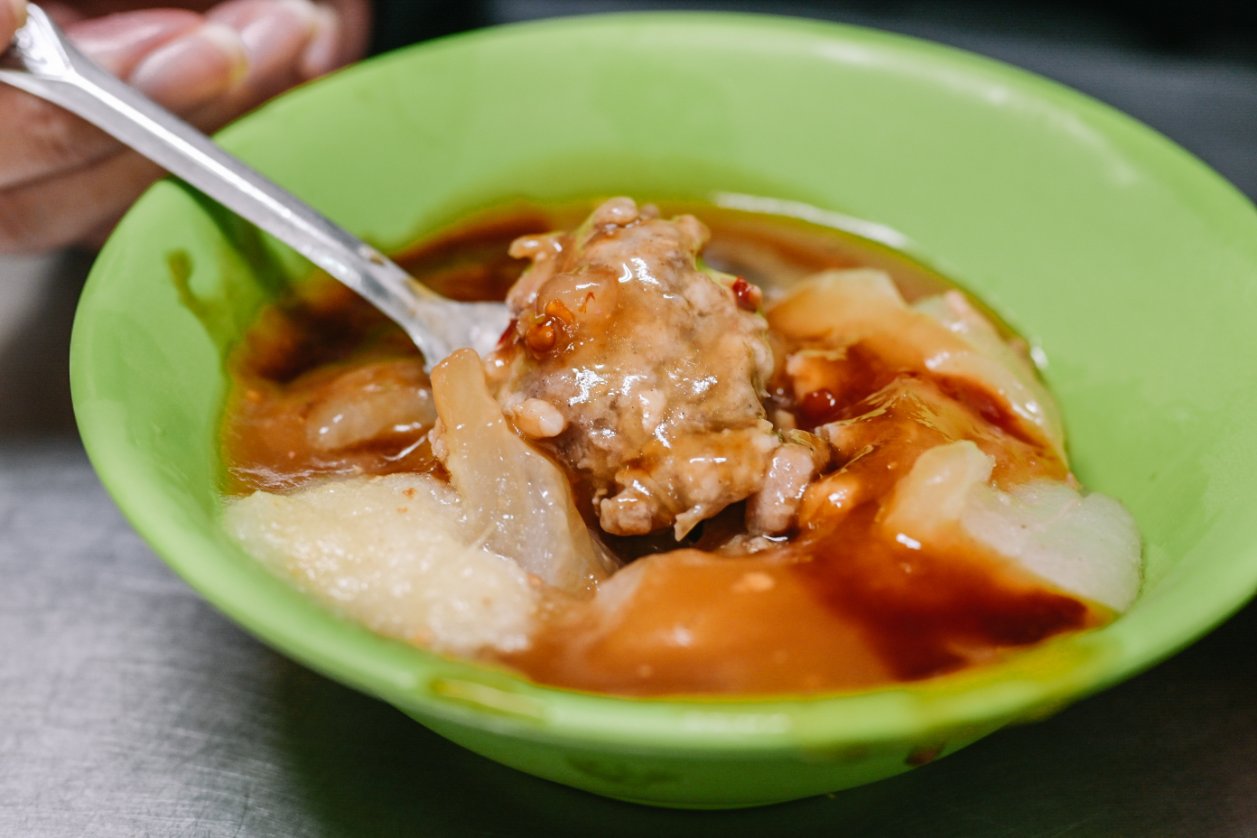 陳記肉圓油粿｜在地排隊美食小吃，三重台北橋站肉圓油粿肉粽四神湯推薦/外帶 @女子的休假計劃