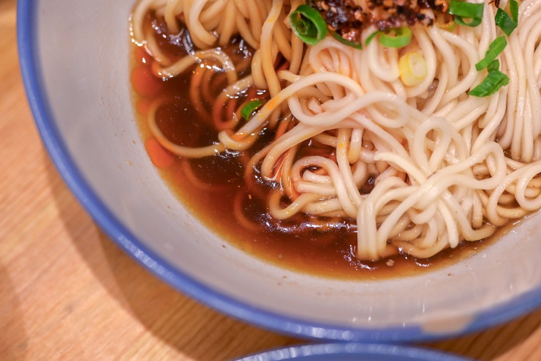 竹林雞肉中和員山店｜巷弄排隊超人氣美食銷魂雞肉飯，雞湯免費喝(外帶) @女子的休假計劃