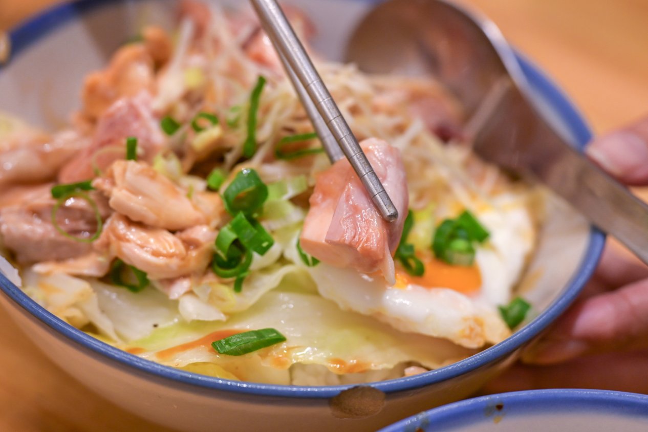 竹林雞肉中和員山店｜巷弄排隊超人氣美食銷魂雞肉飯，雞湯免費喝(外帶) @女子的休假計劃