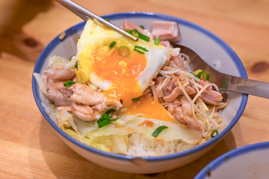 竹林雞肉中和員山店｜巷弄排隊超人氣美食銷魂雞肉飯，雞湯免費喝(外帶) @女子的休假計劃