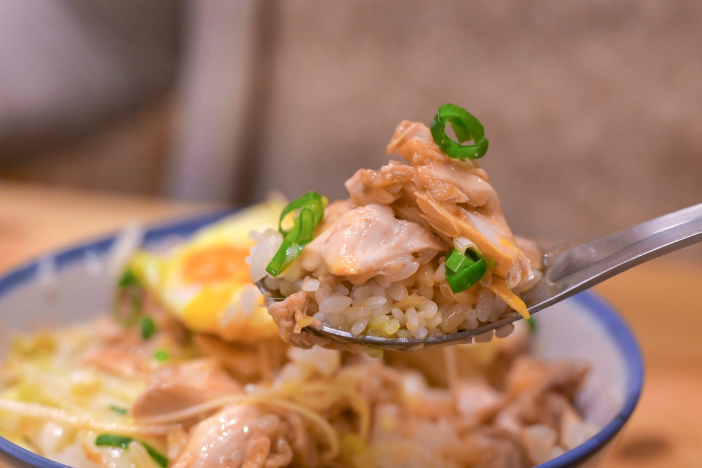 竹林雞肉中和員山店｜巷弄排隊超人氣美食銷魂雞肉飯，雞湯免費喝(外帶) @女子的休假計劃