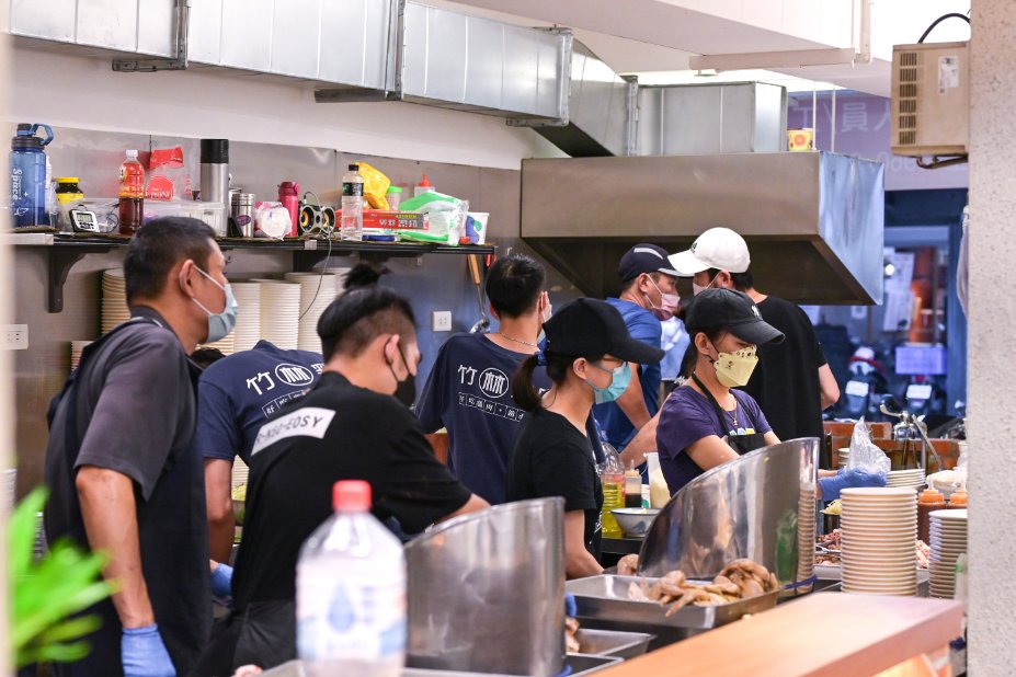 竹林雞肉中和員山店｜巷弄排隊超人氣美食銷魂雞肉飯，雞湯免費喝(外帶) @女子的休假計劃