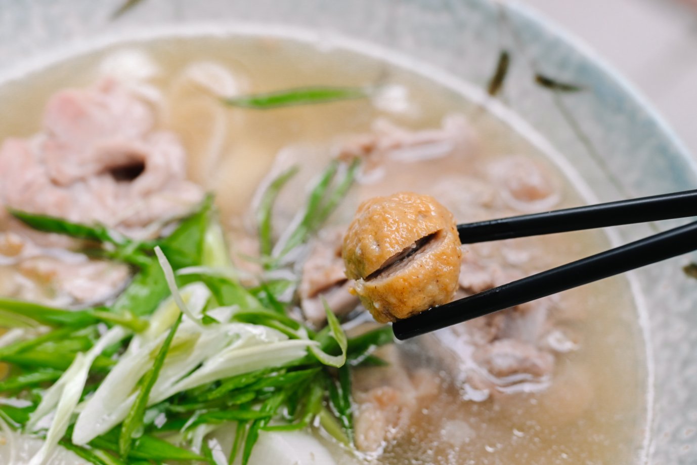 老牛牛肉燥飯｜牛到不行專賣店！牛燥飯、蔥油雞飯、牛肉麵都是必點 /遼寧夜市美食/南京復興站美食/外帶 @女子的休假計劃