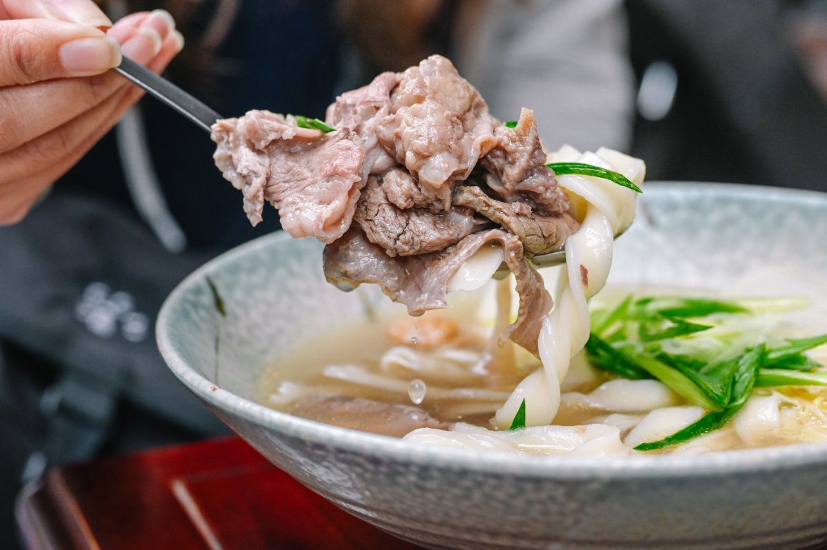 老牛牛肉燥飯｜牛到不行專賣店！牛燥飯、蔥油雞飯、牛肉麵都是必點 /遼寧夜市美食/南京復興站美食/外帶 @女子的休假計劃