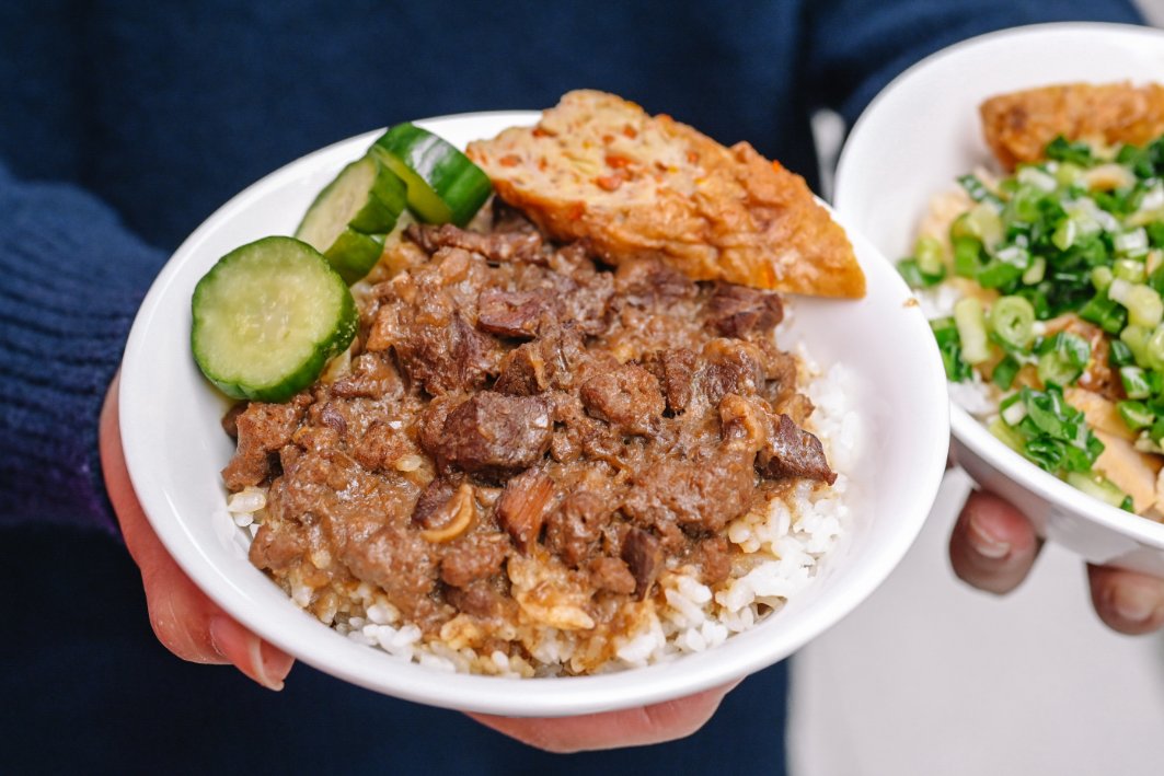 老牛牛肉燥飯｜牛到不行專賣店！牛燥飯、蔥油雞飯、牛肉麵都是必點 /遼寧夜市美食/南京復興站美食/外帶 @女子的休假計劃