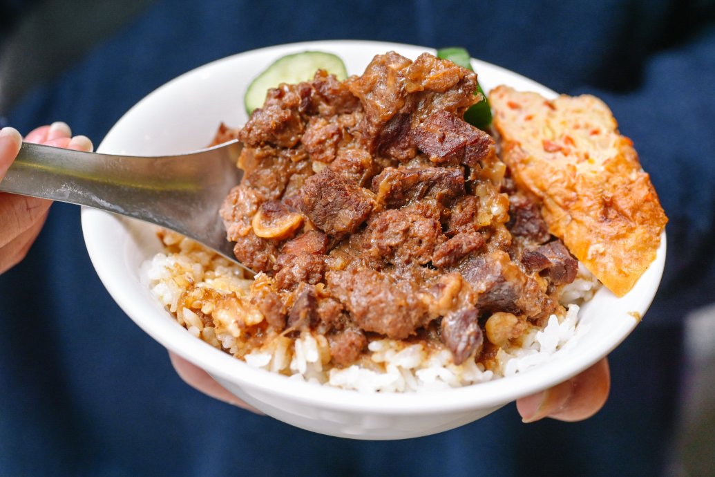 老牛牛肉燥飯｜牛到不行專賣店！牛燥飯、蔥油雞飯、牛肉麵都是必點 /遼寧夜市美食/南京復興站美食/外帶 @女子的休假計劃