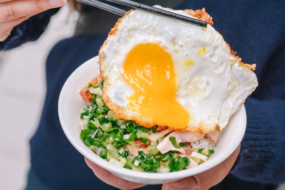 老牛牛肉燥飯｜牛到不行專賣店！牛燥飯、蔥油雞飯、牛肉麵都是必點 /遼寧夜市美食/南京復興站美食/外帶 @女子的休假計劃