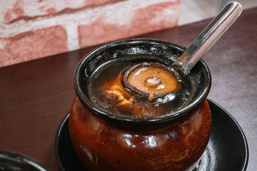 甕中甕炭火煨湯，傳統炭火12小時以上瓦罐煨湯(外帶) @女子的休假計劃