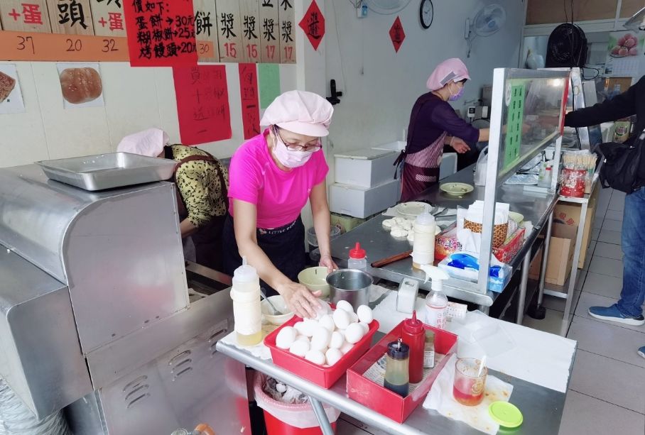 永福西街早餐店（胡椒餅、烤饅頭）｜胡椒餅烤饅頭買十送一(外帶) @女子的休假計劃