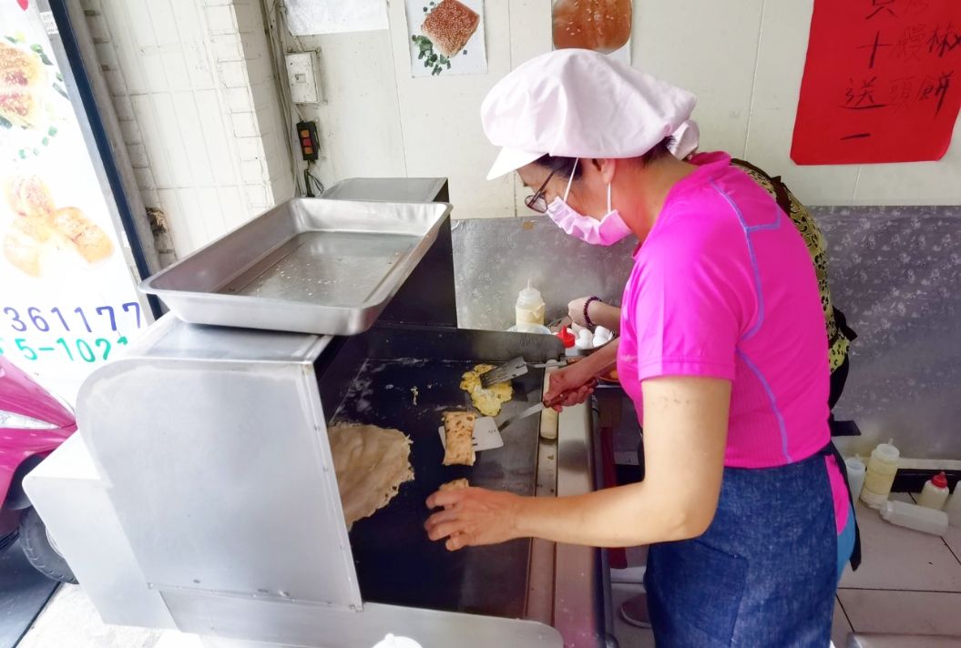 永福西街早餐店（胡椒餅、烤饅頭）｜胡椒餅烤饅頭買十送一(外帶) @女子的休假計劃