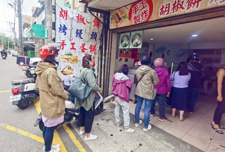 永福西街早餐店（胡椒餅、烤饅頭）｜胡椒餅烤饅頭買十送一(外帶) @女子的休假計劃