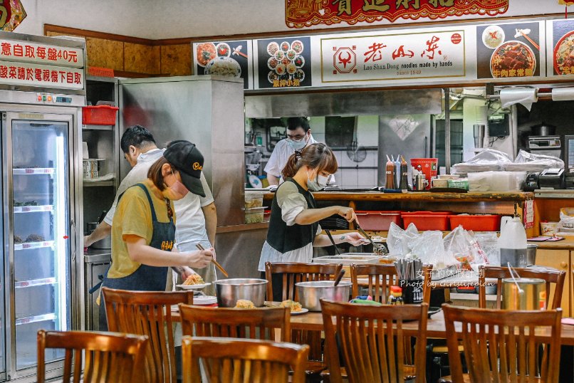 老山東牛肉麵，超過一甲子老店，米其林必比登推薦，西門町萬年大樓美食/外帶 @女子的休假計劃