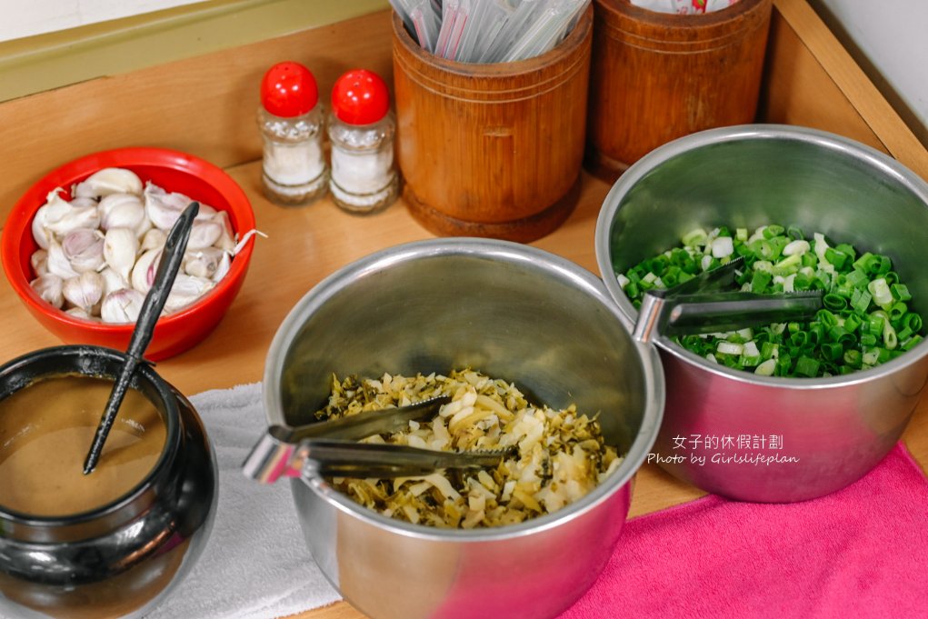 老山東牛肉麵，超過一甲子老店，米其林必比登推薦，西門町萬年大樓美食/外帶 @女子的休假計劃