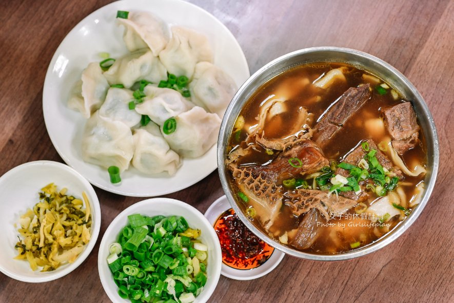 老山東牛肉麵，超過一甲子老店，米其林必比登推薦，西門町萬年大樓美食/外帶 @女子的休假計劃