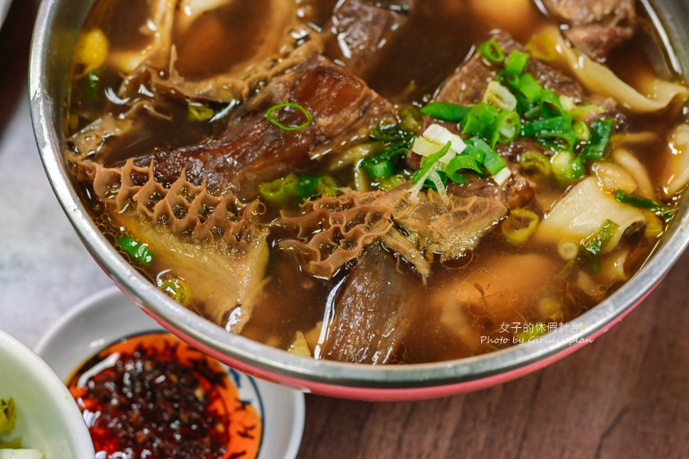 老山東牛肉麵，超過一甲子老店，米其林必比登推薦，西門町萬年大樓美食/外帶 @女子的休假計劃