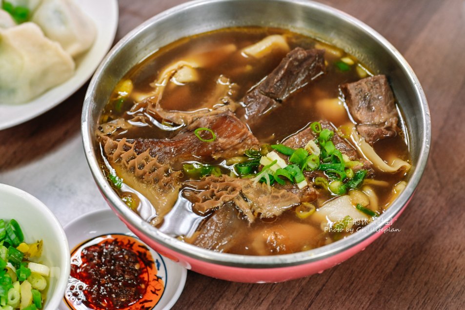 老山東牛肉麵，超過一甲子老店，米其林必比登推薦，西門町萬年大樓美食/外帶 @女子的休假計劃
