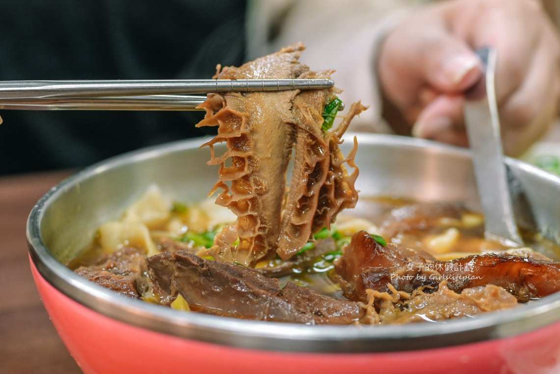 老山東牛肉麵，超過一甲子老店，米其林必比登推薦，西門町萬年大樓美食/外帶 @女子的休假計劃