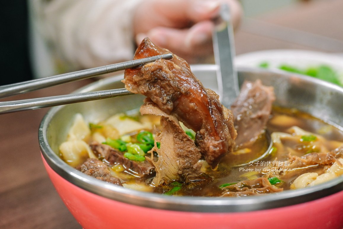 老山東牛肉麵，超過一甲子老店，米其林必比登推薦，西門町萬年大樓美食/外帶 @女子的休假計劃