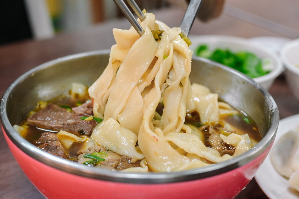 老山東牛肉麵，超過一甲子老店，米其林必比登推薦，西門町萬年大樓美食/外帶 @女子的休假計劃