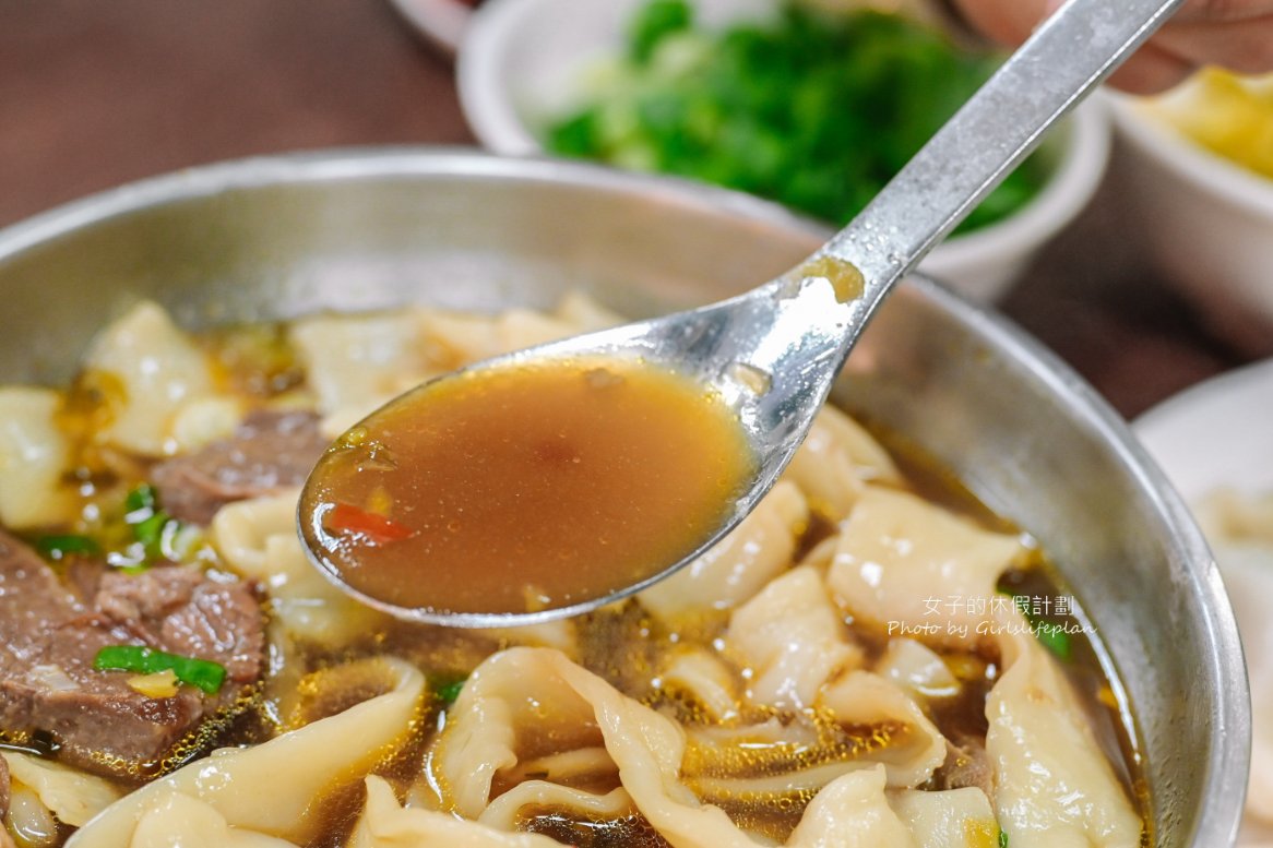 老山東牛肉麵，超過一甲子老店，米其林必比登推薦，西門町萬年大樓美食/外帶 @女子的休假計劃
