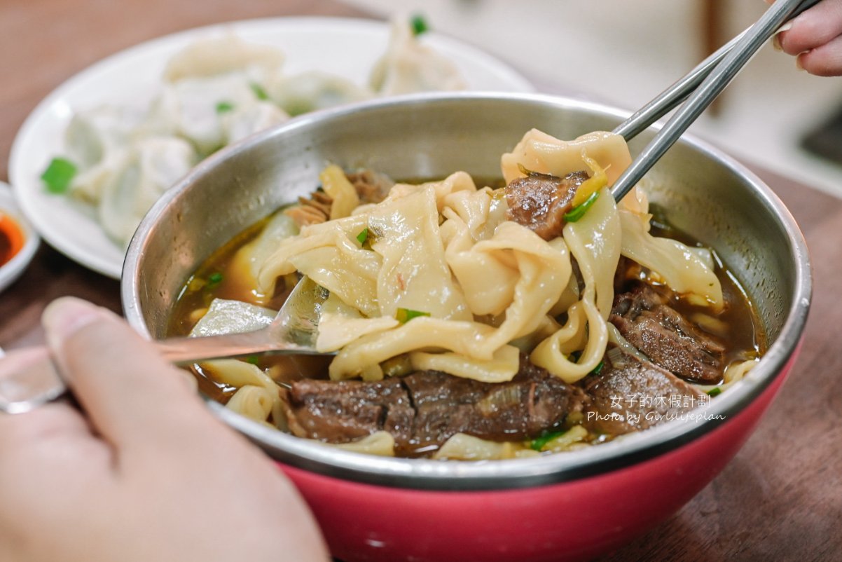 老山東牛肉麵，超過一甲子老店，米其林必比登推薦，西門町萬年大樓美食/外帶 @女子的休假計劃