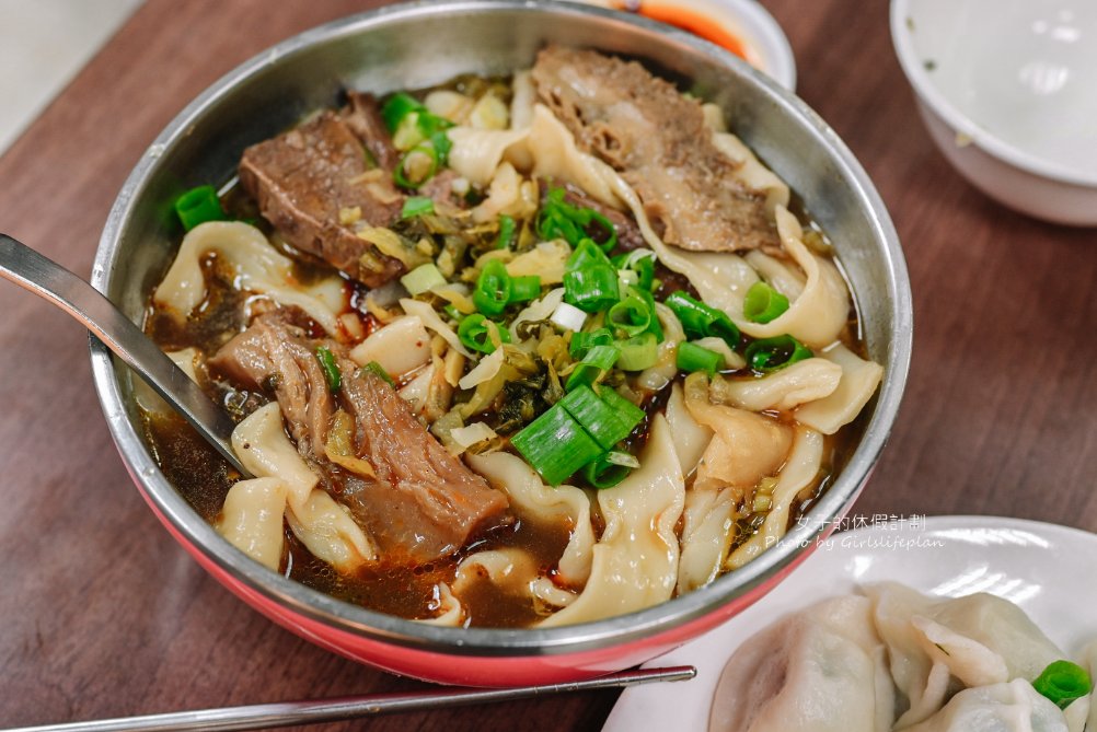 老山東牛肉麵，超過一甲子老店，米其林必比登推薦，西門町萬年大樓美食/外帶 @女子的休假計劃