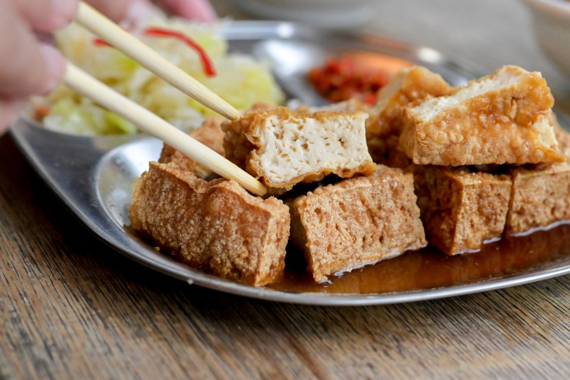 樹仔腳林家臭豆腐 | 又酥又嫩臭豆腐人氣必點，甜不辣及豬血糕也是人氣必吃 /新北素食小吃 @女子的休假計劃