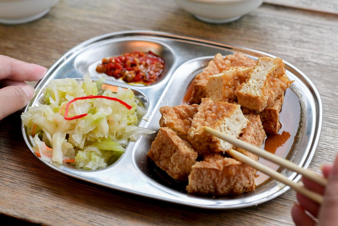 樹仔腳林家臭豆腐 | 又酥又嫩臭豆腐人氣必點，甜不辣及豬血糕也是人氣必吃 /新北素食小吃 @女子的休假計劃