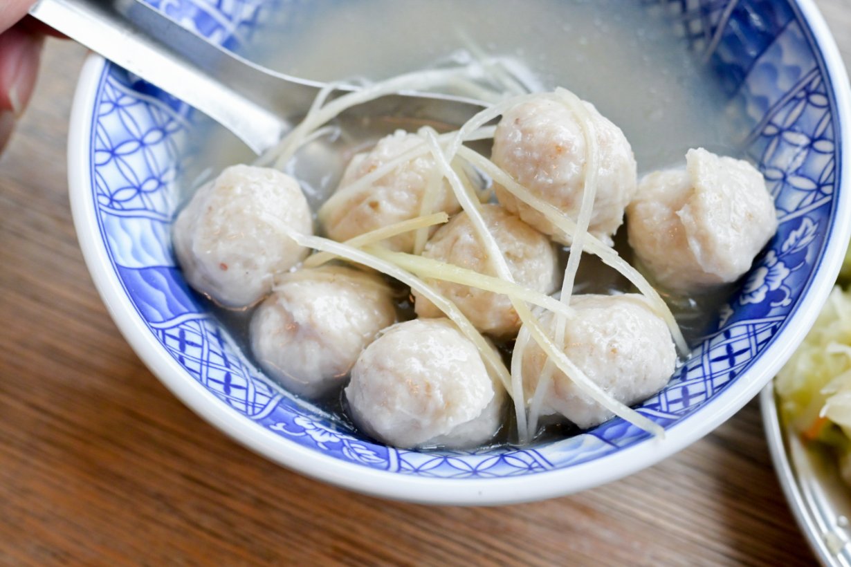 樹仔腳林家臭豆腐 | 又酥又嫩臭豆腐人氣必點，甜不辣及豬血糕也是人氣必吃 /新北素食小吃 @女子的休假計劃