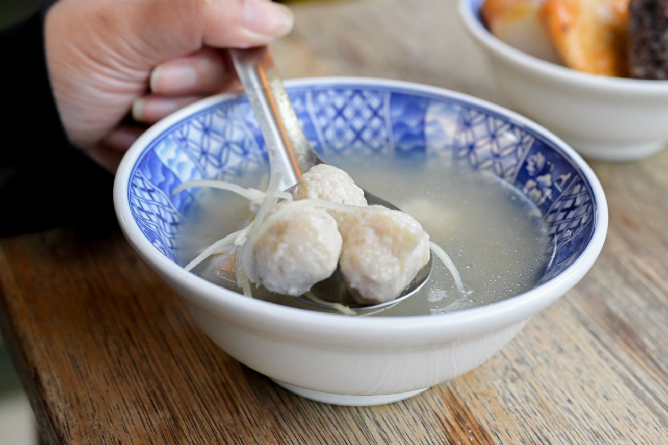 樹仔腳林家臭豆腐 | 又酥又嫩臭豆腐人氣必點，甜不辣及豬血糕也是人氣必吃 /新北素食小吃 @女子的休假計劃