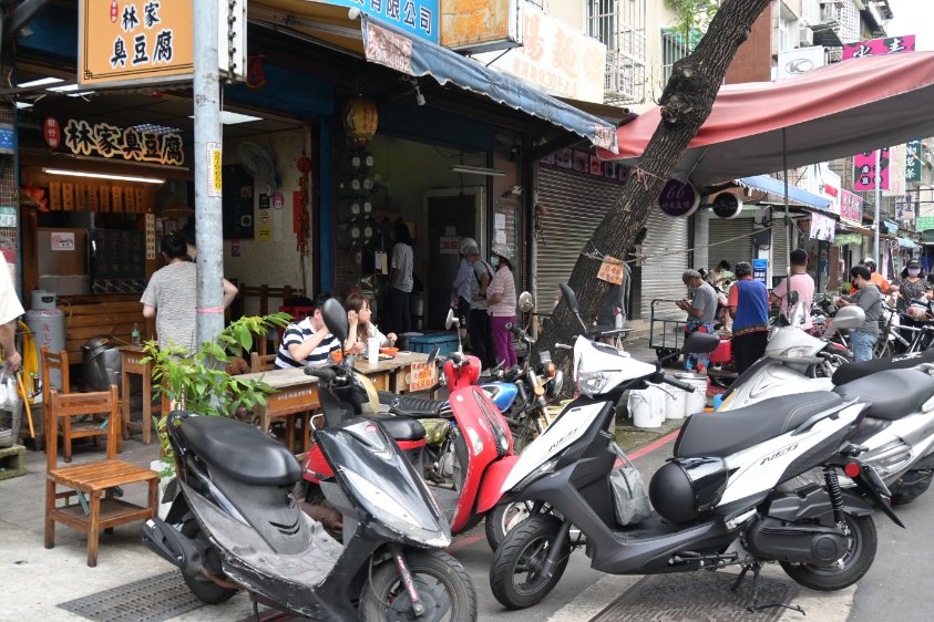 樹仔腳林家臭豆腐 | 又酥又嫩臭豆腐人氣必點，甜不辣及豬血糕也是人氣必吃 /新北素食小吃 @女子的休假計劃