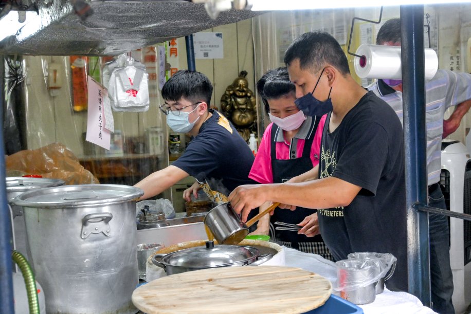 龍濱大腸麵線，在地30年老店，很多人都愛來這大腸加到爆/外帶 @女子的休假計劃