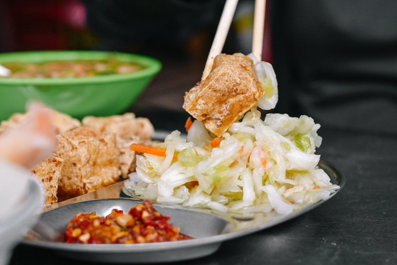 樹仔腳林家臭豆腐 | 又酥又嫩臭豆腐人氣必點，甜不辣及豬血糕也是人氣必吃 /新北素食小吃 @女子的休假計劃