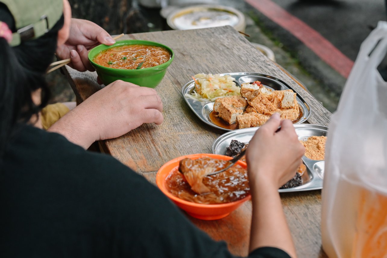 樹仔腳林家臭豆腐 | 又酥又嫩臭豆腐人氣必點，甜不辣及豬血糕也是人氣必吃 /新北素食小吃 @女子的休假計劃