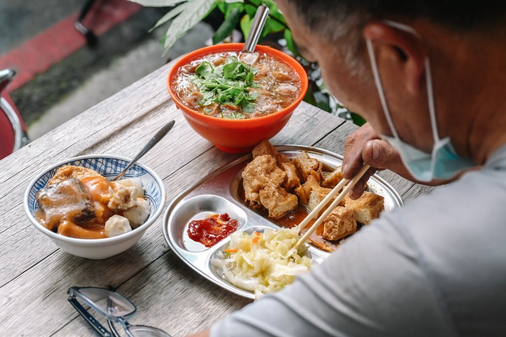 樹仔腳林家臭豆腐 | 又酥又嫩臭豆腐人氣必點，甜不辣及豬血糕也是人氣必吃 /新北素食小吃 @女子的休假計劃