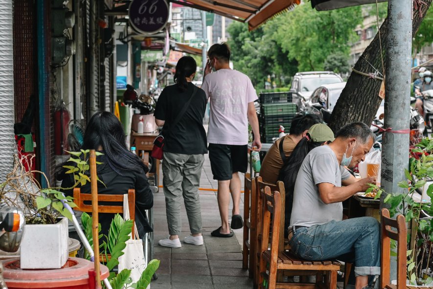 樹仔腳林家臭豆腐 | 又酥又嫩臭豆腐人氣必點，甜不辣及豬血糕也是人氣必吃 /新北素食小吃 @女子的休假計劃