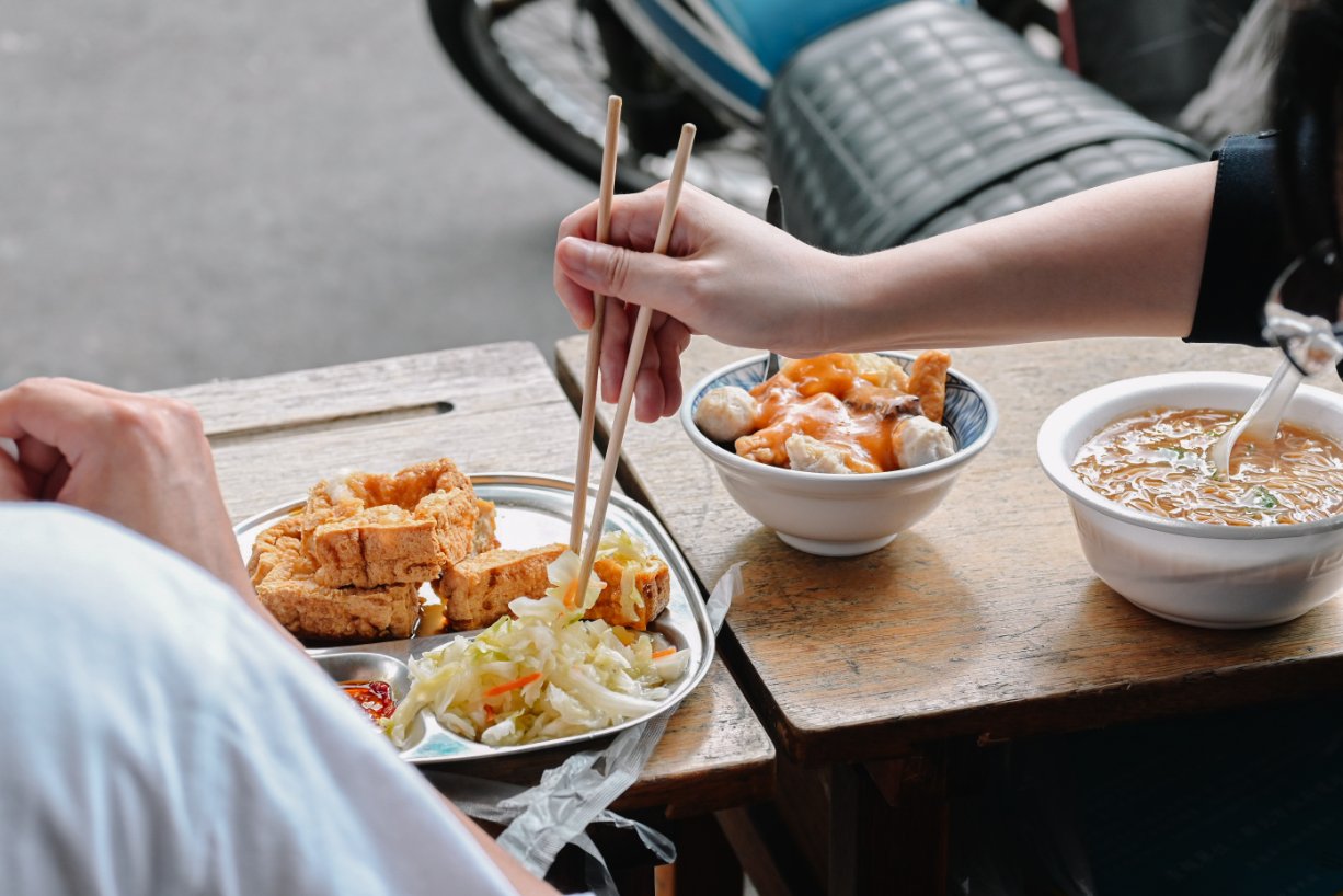 樹仔腳林家臭豆腐 | 又酥又嫩臭豆腐人氣必點，甜不辣及豬血糕也是人氣必吃 /新北素食小吃 @女子的休假計劃