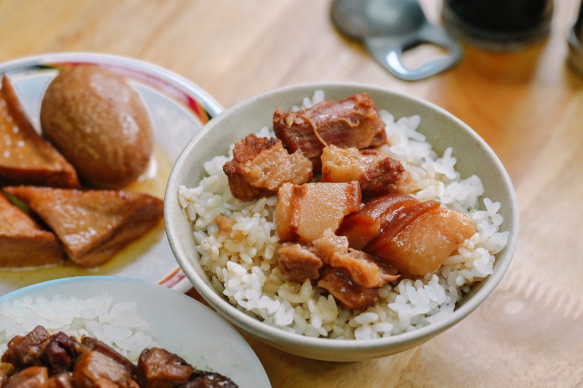 滷三塊五花肉飯｜在地人氣美食營業至凌晨熱門宵夜(便當外帶) @女子的休假計劃