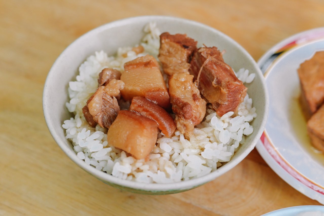 滷三塊五花肉飯｜在地人氣美食營業至凌晨熱門宵夜(便當外帶) @女子的休假計劃