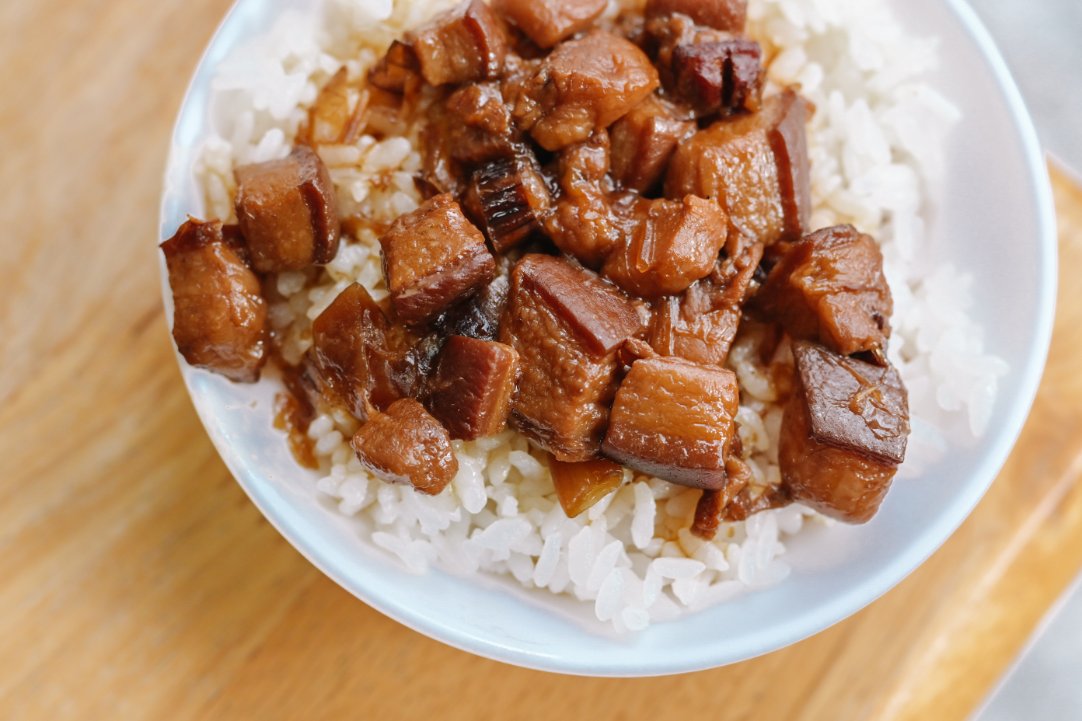 滷三塊五花肉飯｜在地人氣美食營業至凌晨熱門宵夜(便當外帶) @女子的休假計劃