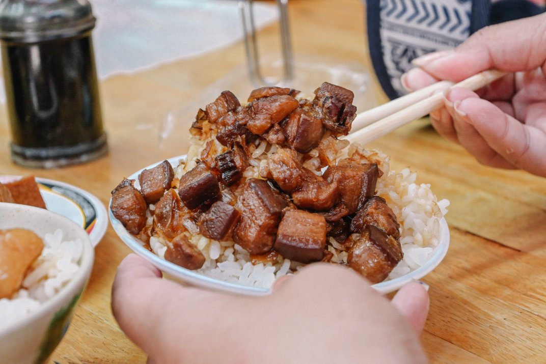 滷三塊五花肉飯｜在地人氣美食營業至凌晨熱門宵夜(便當外帶) @女子的休假計劃