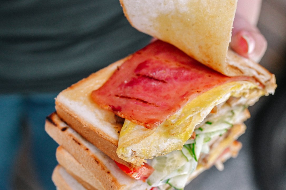 阿姊ㄟ店碳烤三明治，超澎湃巨大份量碳烤三明治65元就可以吃到/外帶 @女子的休假計劃