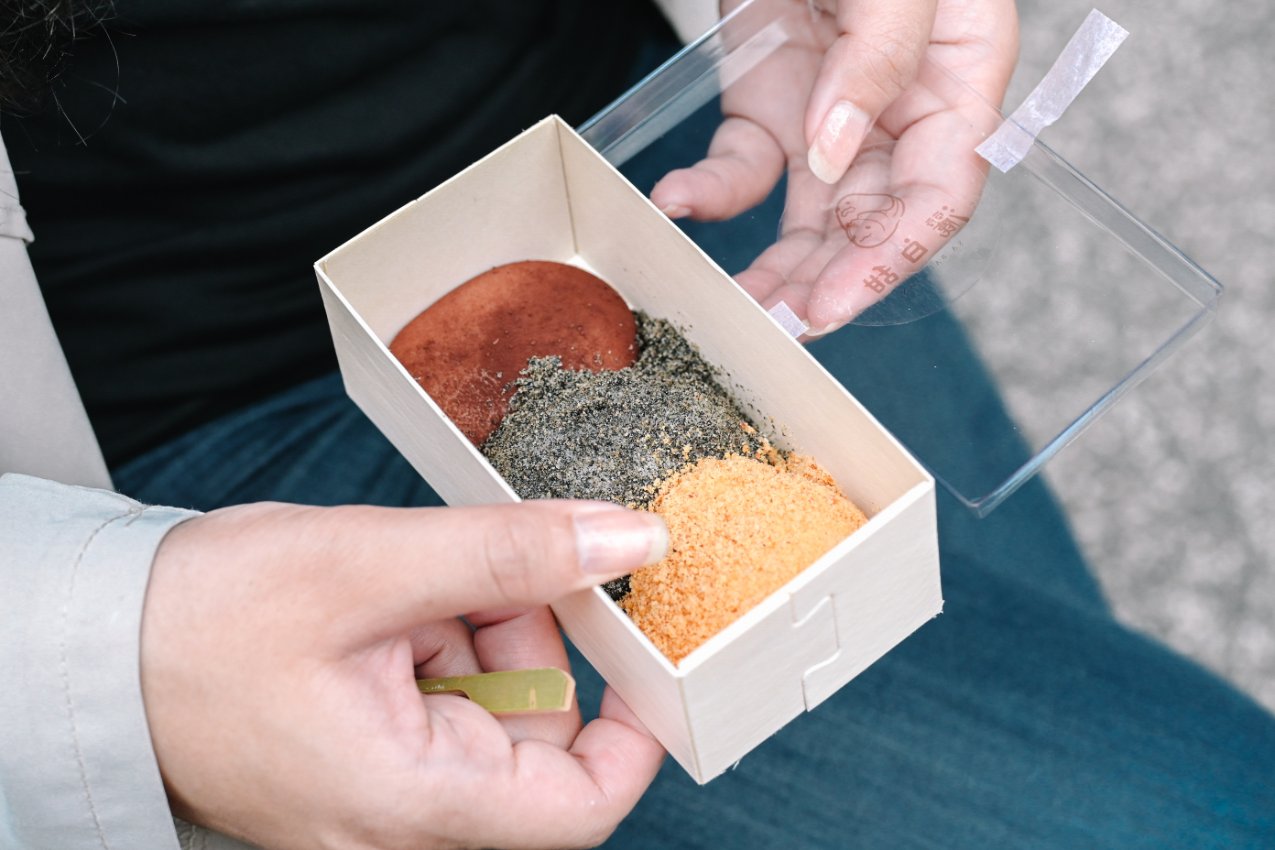 灑白甜鮮奶麻糬販賣舖，超Q彈不黏牙鮮奶麻糬口味多達六種，人氣超夯/外帶 @女子的休假計劃